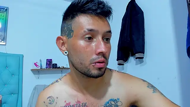 Snapshot of Bad_Couple_1 chatting on November 2, 2025, 7:19 pm Bad Couple 1 online show from November 2, 2025, 7:19 pm