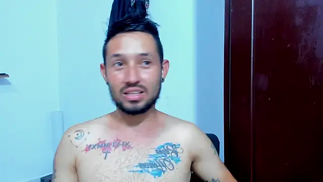 Snapshot of Bad_Couple_1 chatting on October 29, 2025, 2:32 am Bad Couple 1 online show from October 29, 2025, 2:32 am