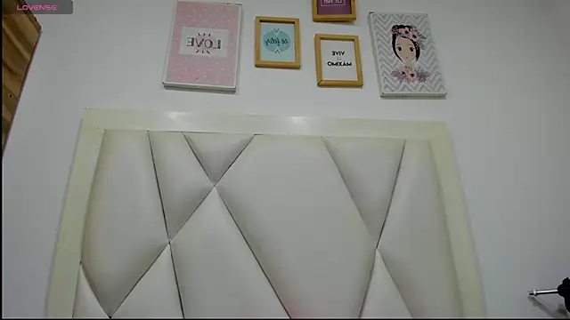 atilanadiaz7 online show from April 9, 2026, 5:41 pm