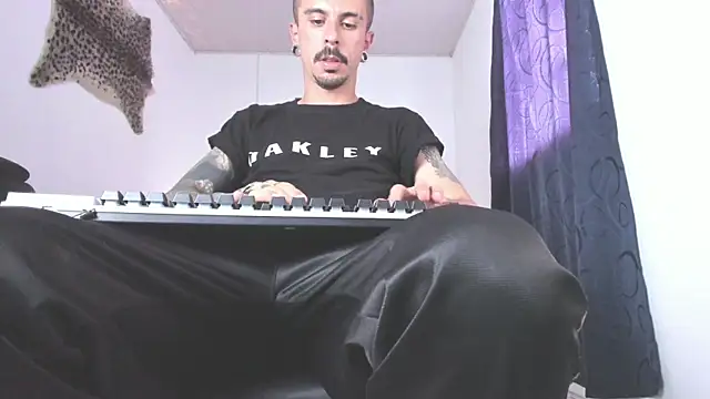 Snapshot of Aaron_BigDickxxx chatting on June 1, 2026, 8:41 pm Aaron BigDickxxx online show from June 1, 2026, 8:41 pm
