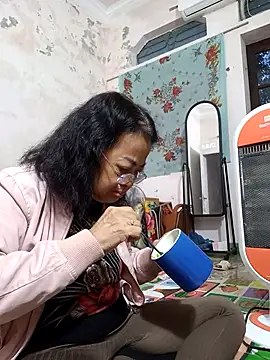 Hotestlove online show from November 18, 2025, 11:15 pm