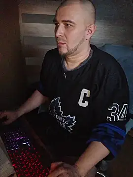 Snapshot of Foxyshaved chatting on February 3, 2026, 6:22 am Foxyshaved online show from February 3, 2026, 6:22 am