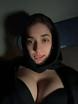 CuteeRose online show from August 5, 2026, 6:35 pm