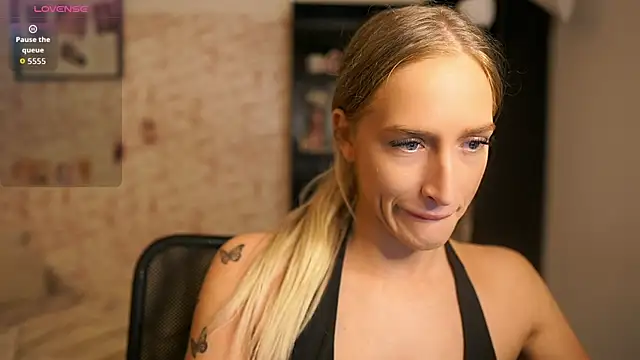 Nicolette  Shea  online show from October 7, 2025, 7:53 am