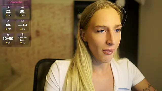 Nicolette  Shea  online show from October 6, 2025, 1:23 pm