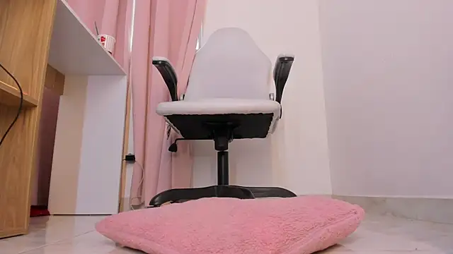 kattypinkk online show from April 16, 2026, 9:39 pm