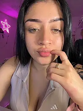 lucianaroy online show from April 19, 2026, 5:52 am