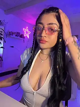 lucianaroy online show from April 19, 2026, 8:22 pm