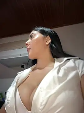 MarianaBenz online show from April 7, 2026, 12:12 am