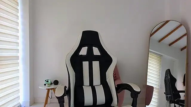 KristennBlue online show from September 22, 2025, 4:02 pm