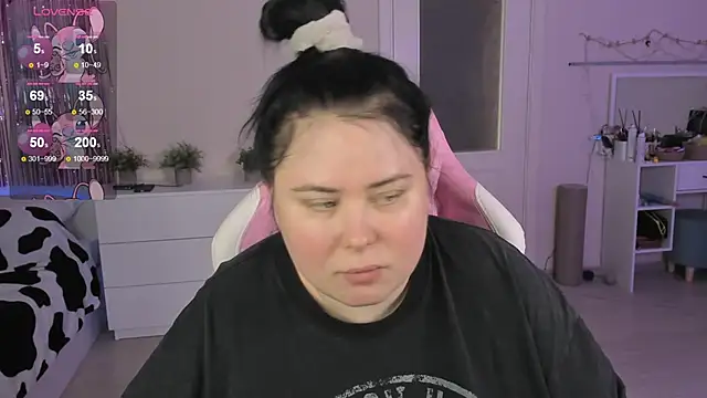 Snapshot of Akemi_BBW chatting on May 20, 2026, 9:17 am Akemi BBW online show from May 20, 2026, 9:17 am