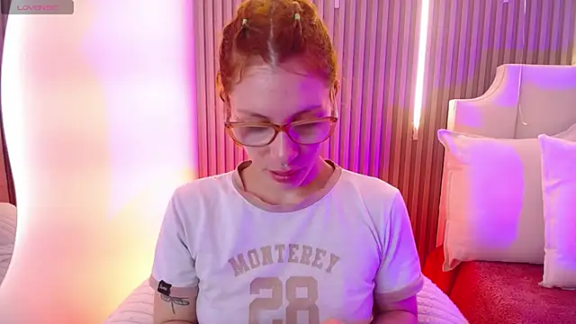 Snapshot of Katy_Van chatting on February 17, 2026, 8:39 pm Katy Van online show from February 17, 2026, 8:39 pm