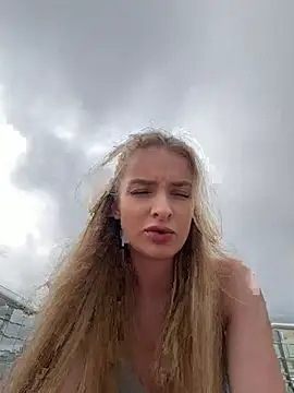 Snapshot of EvieEvans chatting on June 6, 2026, 3:39 pm EvieEvans online show from June 6, 2026, 3:39 pm