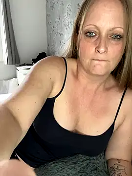 HoneyBluex online show from September 26, 2025, 8:32 am