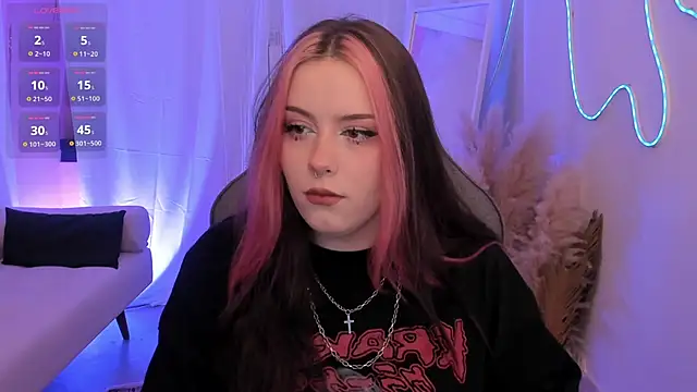 CoralineKeyns online show from June 18, 2026, 5:17 am