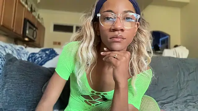 cutiesigh online show from October 9, 2025, 2:28 pm