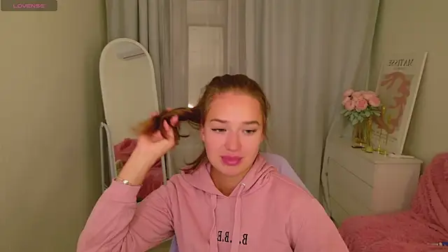 Snapshot of LovelyJessie chatting on October 1, 2025, 2:10 pm LovelyJessie online show from October 1, 2025, 2:10 pm