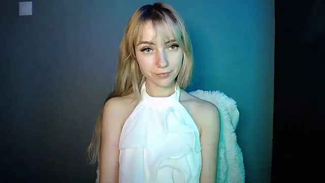 LuciaYoung online show from December 22, 2025, 7:47 pm