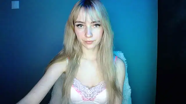 LuciaYoung online show from December 22, 2025, 7:41 am