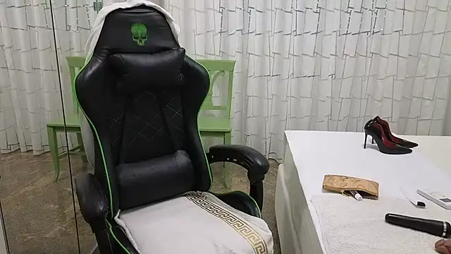 Snapshot of __Nina chatting on September 19, 2025, 12:20 pm Nina online show from September 19, 2025, 12:20 pm