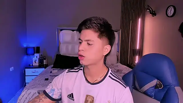 Snapshot of Niicky1_ chatting on March 8, 2025, 8:35 pm Niicky1 online show from March 8, 2025, 8:35 pm