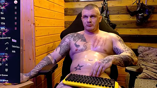 Snapshot of MrrKray chatting on February 4, 2026, 10:32 am MrrKray online show from February 4, 2026, 10:32 am