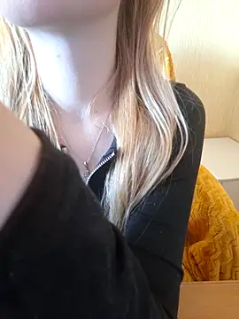 Elza kom online show from September 18, 2025, 4:37 am