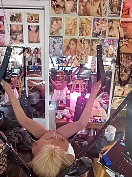 luvs2cumm69 online show from February 9, 2025, 9:39 pm