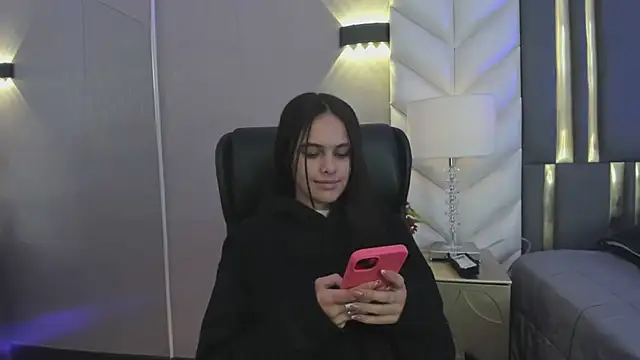 ChloeHarper  online show from April 17, 2026, 11:46 am