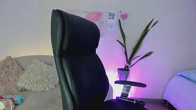 ChloeHarper  online show from March 3, 2025, 4:15 pm