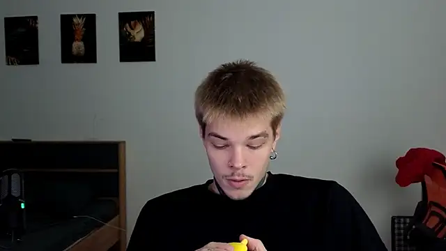 Snapshot of DENIS_HERE chatting on October 8, 2025, 4:40 pm DENIS HERE online show from October 8, 2025, 4:40 pm