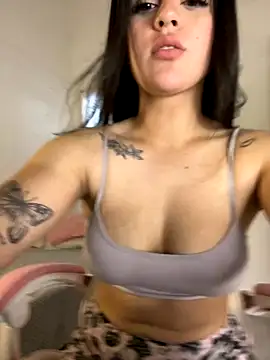 Snapshot of violet-333 chatting on October 1, 2025, 1:37 pm violet-333 online show from October 1, 2025, 1:37 pm