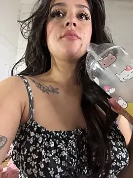 Snapshot of violet-333 chatting on October 26, 2025, 5:35 pm violet-333 online show from October 26, 2025, 5:35 pm