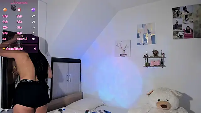 VeronikaOlsen online show from November 26, 2025, 1:22 pm