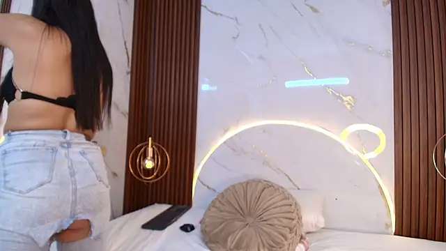 danisaenz  online show from January 31, 2025, 8:12 pm