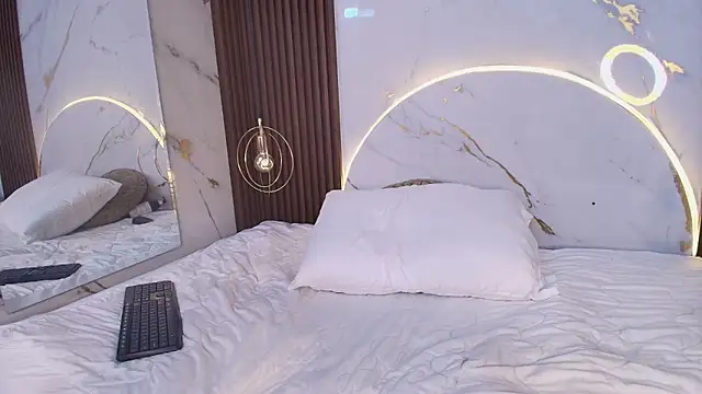 danisaenz  online show from February 20, 2025, 8:58 pm