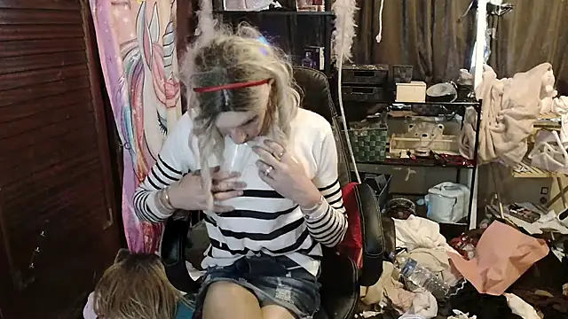 Ombeline1 online show from November 3, 2025, 2:09 pm