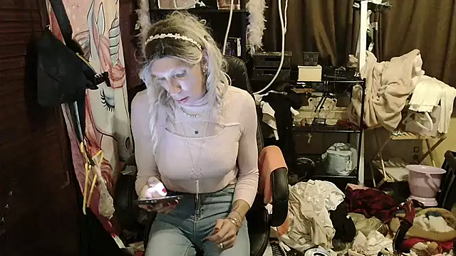 Ombeline1 online show from November 12, 2025, 6:45 pm