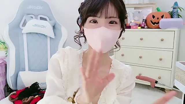 -minami- online show from November 3, 2025, 3:12 am