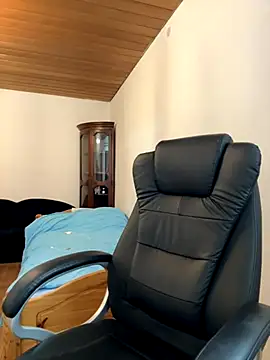 Kamilla Loop online show from December 3, 2025, 9:47 pm