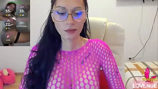 kissnicol32 online show from April 19, 2026, 6:10 pm