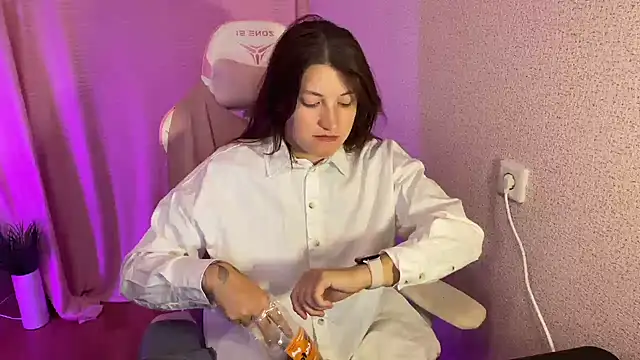 Katrin  kiss online show from October 14, 2025, 5:57 pm