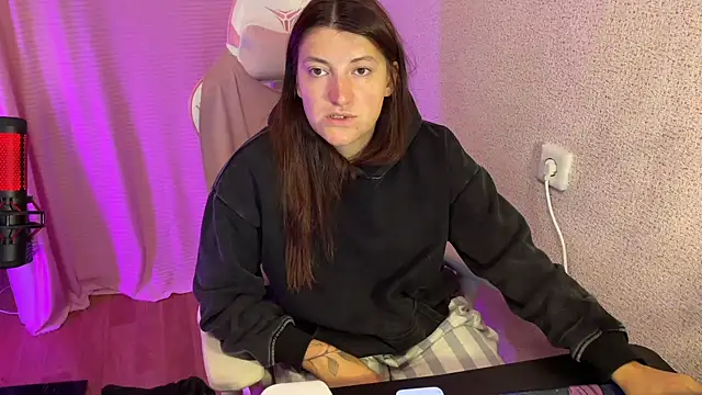 Katrin  kiss online show from October 13, 2025, 3:57 pm