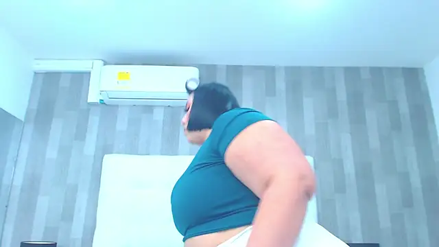 LeahMillerr online show from March 15, 2025, 12:02 pm