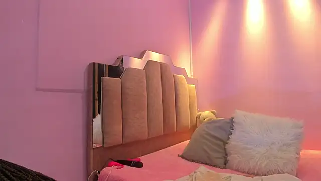 LoveQueen2 online show from November 13, 2025, 12:09 pm