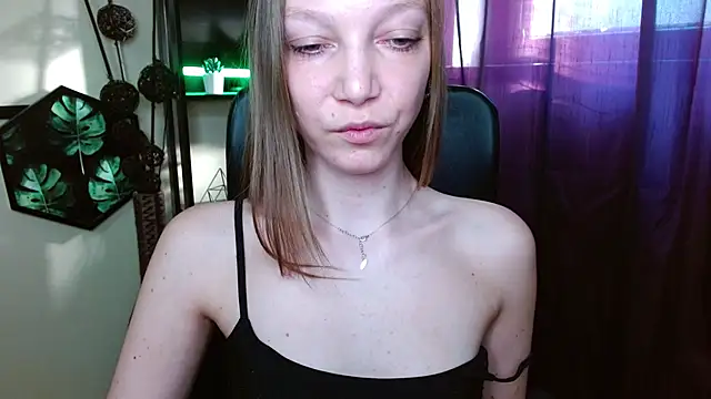 EmillyPlay online show from April 9, 2026, 6:19 am