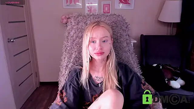 MalenaErnman online show from March 21, 2025, 10:39 am