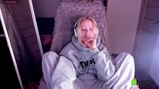 MalenaErnman online show from January 26, 2025, 1:36 pm