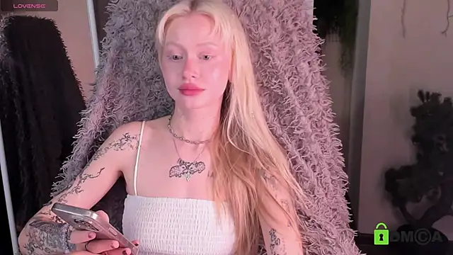 Snapshot of MalenaErnman chatting on June 20, 2026, 10:42 am MalenaErnman online show from June 20, 2026, 10:42 am