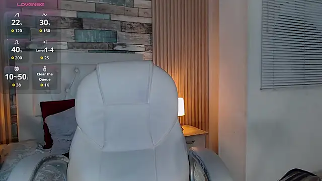 isabella smith  online show from November 6, 2025, 8:02 pm